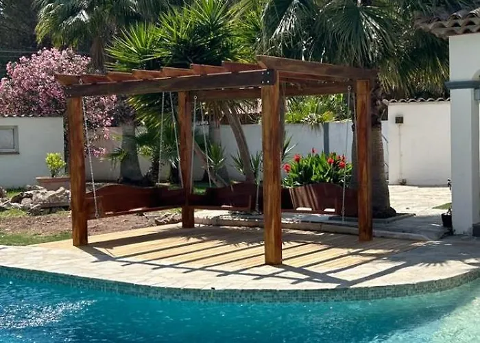Lovely Villa With Swimming Pool For 6 People