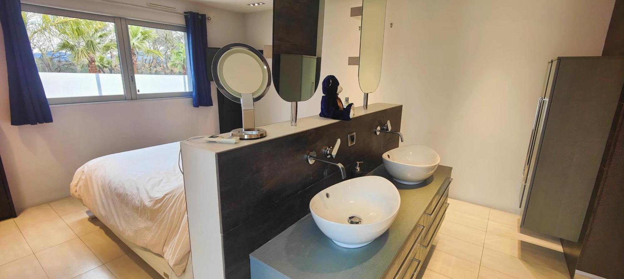 Lovely With Swimming Pool For 6 People Fréjus