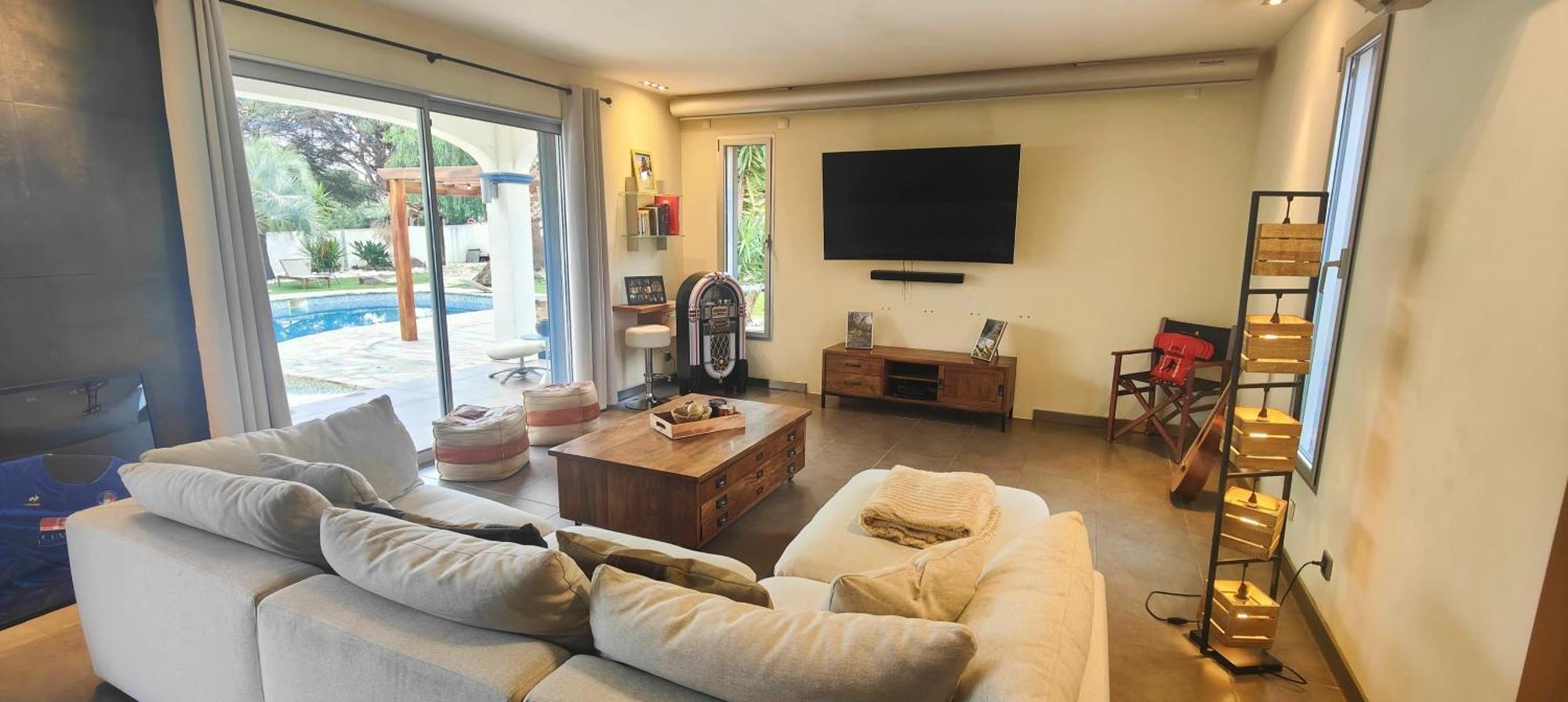 Lovely With Swimming Pool For 6 People Fréjus