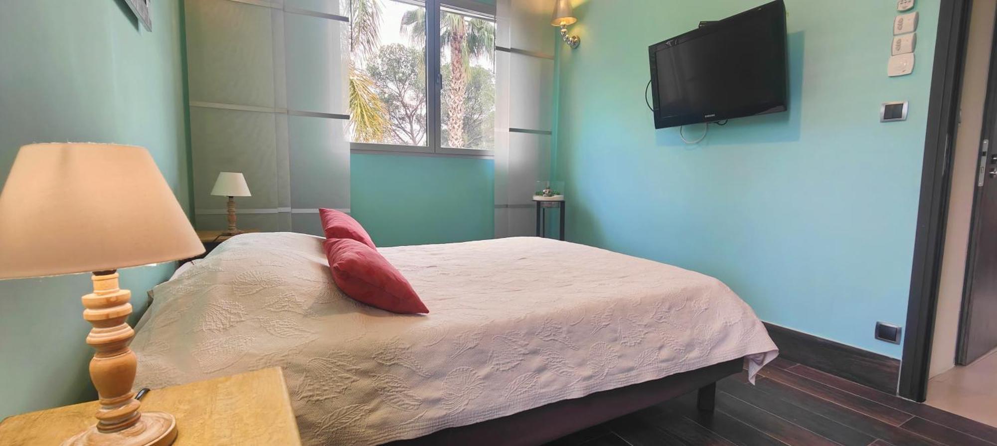 Lovely With Swimming Pool For 6 People Villa *
