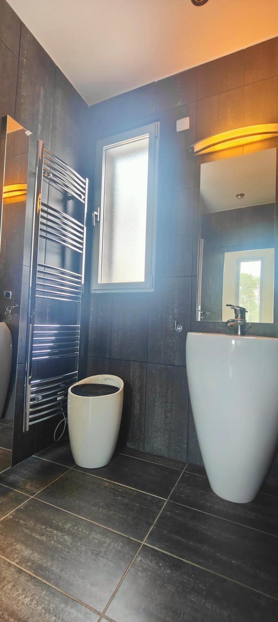 Lovely With Swimming Pool For 6 People *