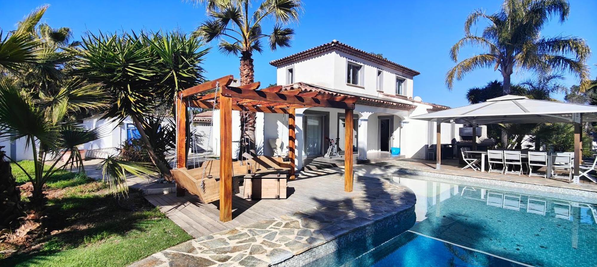 Lovely With Swimming Pool For 6 People Villa *
